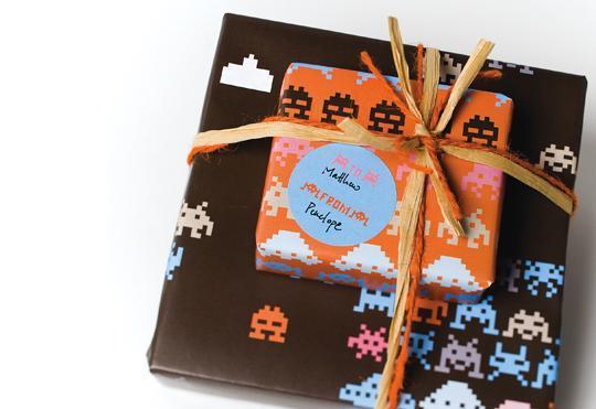 space-invaders-wrapping-paper