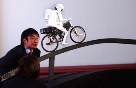 MURATA_BOY_bicycle_riding_robot_3_1.jpg